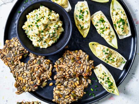 Eiersalade met crackers en witloof