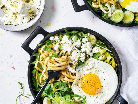 Groentepannetje met feta en een spiegeleitje
