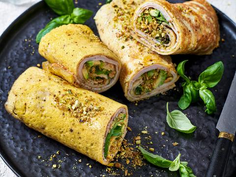 Omeletwrap met kippenwit en avocado