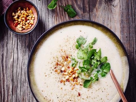Geroosterde bloemkoolsoep met pijnboompitten