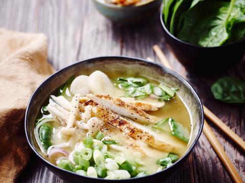 Japanse soep met gegrilde kipreepjes
