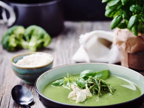 Groene soep met opgeklopte ricotta