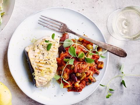 Caponata met gegrilde zwaardvis