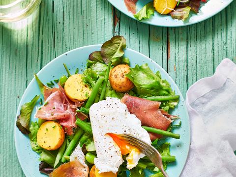 Luikse salade met gepocheerd eitje