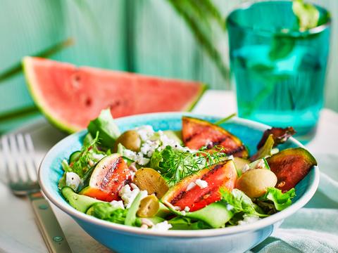 Griekse salade met gegrilde watermeloen en feta