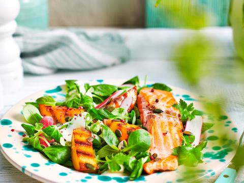 Zalmsalade met gegrilde nectarines