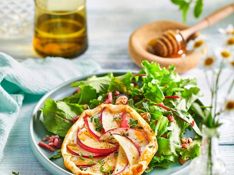 Spekslaatje met geitenkaas-appeltaartje