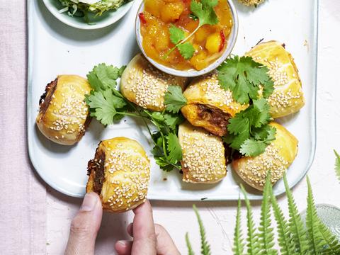 pittige worstenbroodjes met mangochutney