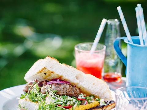 Lamsburger met hummus en courgettesalade
