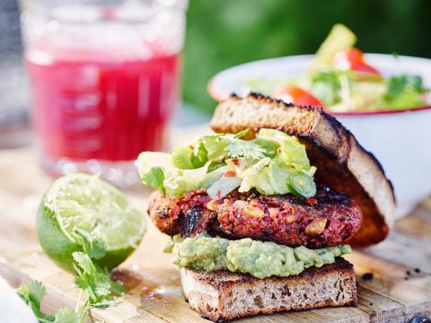 Rodebietburger met avocado