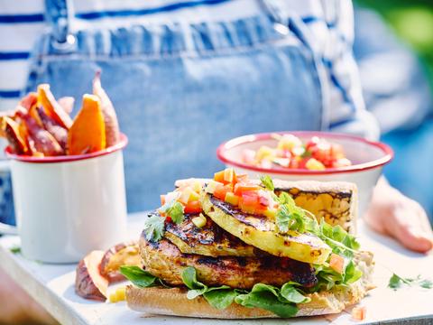 Kipburger met gegrilde ananas