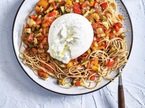Spaghetti met ratatouille en burrata