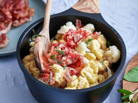 Macaroni met bloemkool, pancetta en cheddar