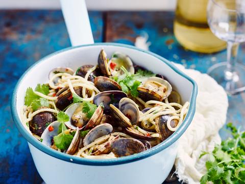 Pittige pasta vongole met chili en koriander