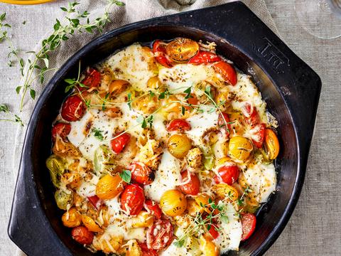 Gegratineerde gnocchi van zoete aardappel met mozzarella en gekaramelliseerde kerstomaatjes