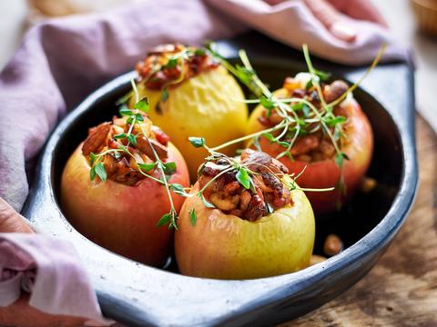 Gevulde appeltjes met amandel, spekjes en knolselder