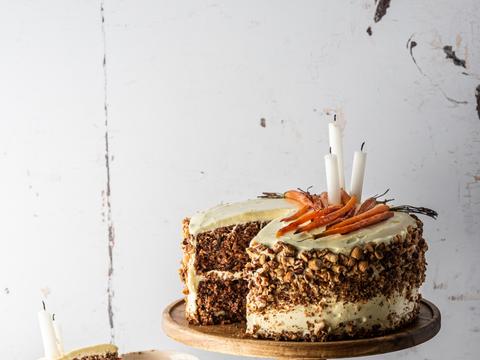 Wortel‐kokostaart met roomkaasfrosting en noten