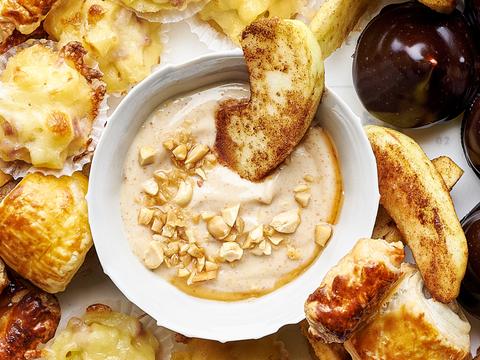 Appelmaantjes met kaneelsuiker en pindadip