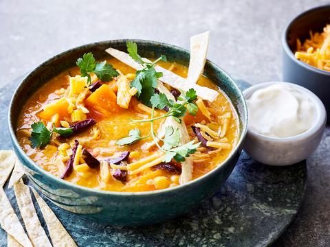 Zoete-aardappelsoep met kip, maïs en tortillareepjes