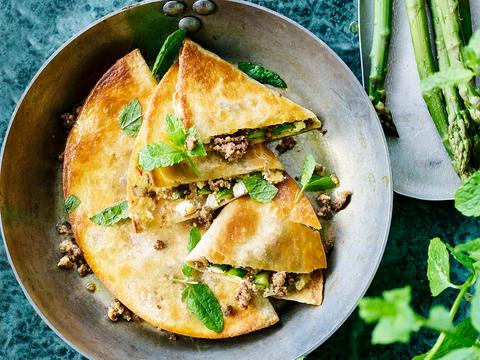 Quesadilla met hummus, lamsgehakt en groene asperges
