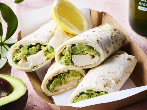 Lunchwrap met erwtjes, avocado en gerookte forel