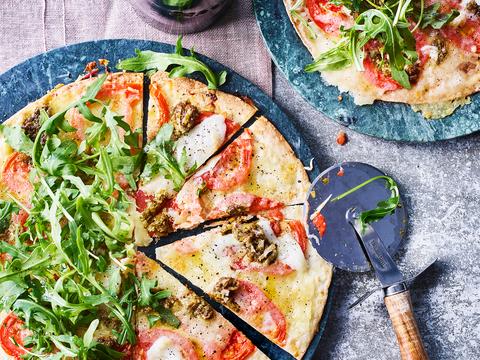 Pizza met tomaat, pesto en mozzarella