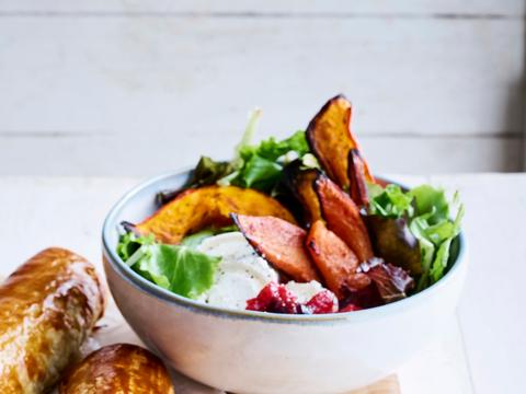 Herfstsalade met pompoen, geitenkaas en kweepeer