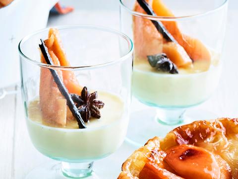 Honing-panna cotta met gekaramelliseerde kweepeer