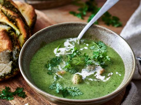 Kervelsoep met balletjes en pestobrood