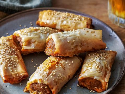 Worstenbroodjes met pittig kippengehakt