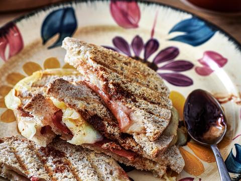 Croques deluxe met scamorza en gerookte eendenborst