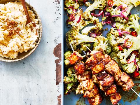 Zoetzure kalfsspiesjes met ovenbroccoli en mosterdpuree
