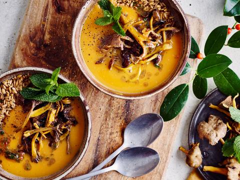 Maaltijdsoep met pompoen, zoete aardappel, gebakken champignons en spelt