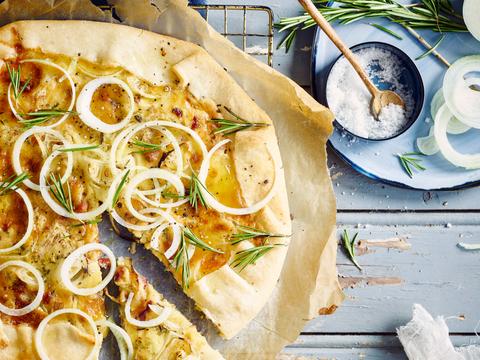 Quiche met époisses, spek en ui