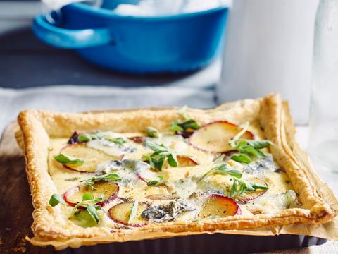Quiche met Saint-Maure de Touraine, pruimen en gekarameliseerde sjalot