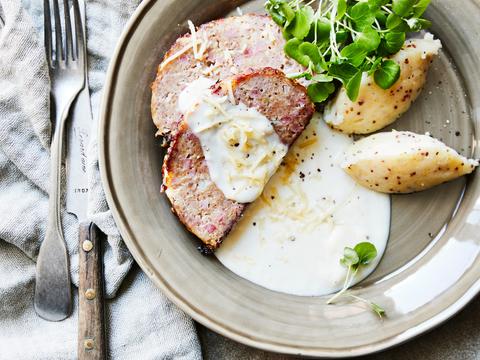 Gehaktbrood met ham, kaas en mosterdpuree