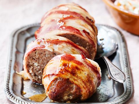 Gelakt gehaktbrood met spekkorst en koolsalade