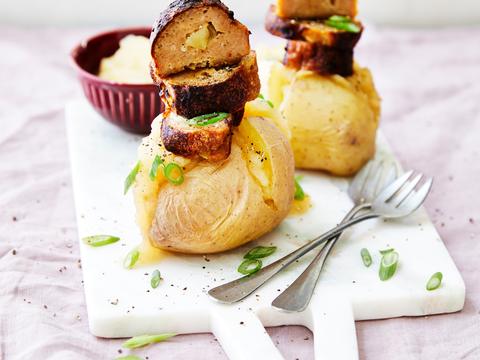 Kippengehaktbroodjes met appelmoes en gepofte aardappel