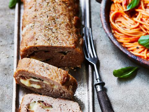 Siciliaanse gehaktrol met mozzarella en spaghetti