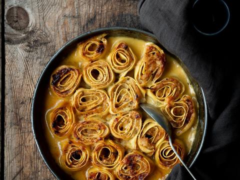Lasagnerolletjes met pastinaakcrème en saus van oude kaas
