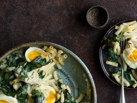 Macaroni met spinazie, artisjok en eitjes