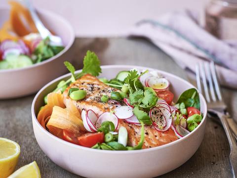 Bloemkoolcouscous met wortelen en gebakken zalm