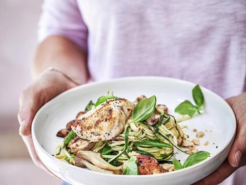 Wok met courgettenoedels, paddenstoelen en kip