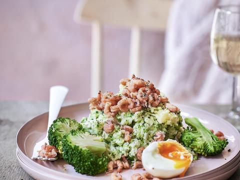 Groentestoemp van pastinaak en broccoli met garnalen en zachtgekookt eitje