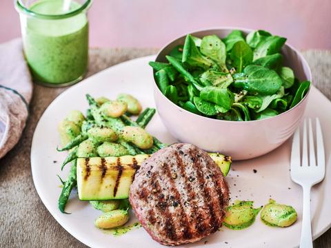 Hamburger met groene en witte boontjes en gegrilde courgette