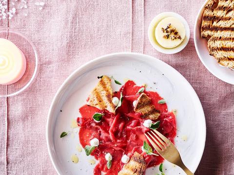 Carpaccio van wild met truffelcrème