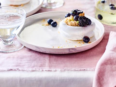 Meringuecups met amandelslagroom