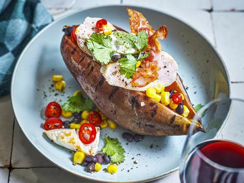 Gepofte zoete aardappel met bonen, maïs, kip en pancetta  