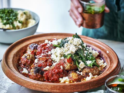Tajine met gehaktballetjes in tomatensaus en spinazie