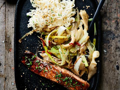 Noedels met wokgroentjes en teriyaki-zalm